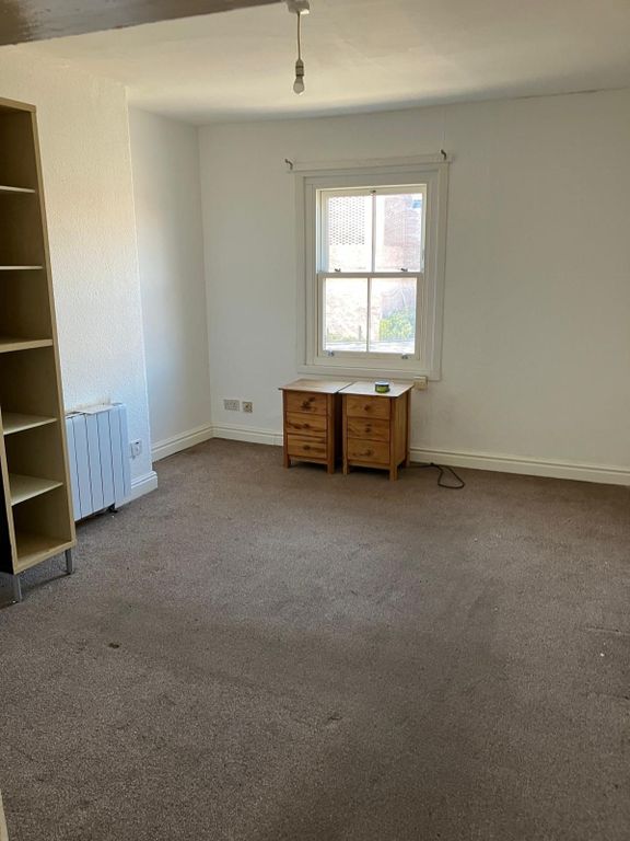 Property photo 2 of 3 Living/Bedroom Area