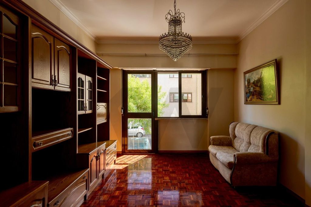 Property photo 1 of 25 Three-Bedroom Apartment Near Póvoa De Santo Adrião Urban Park