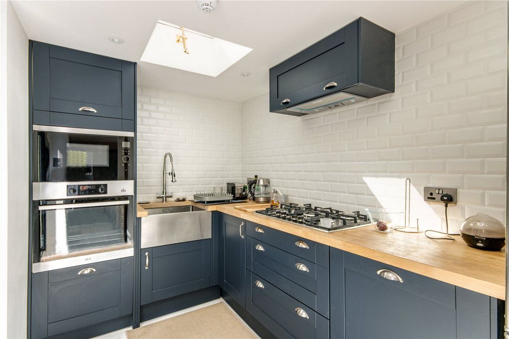 Property photo 3 of 17 Kitchen