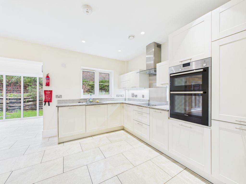 Property photo 3 of 19 Cam04018G0-Pr0429-Still005