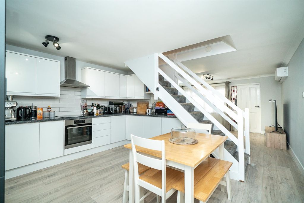 Property photo 3 of 18 5-Whitecroft-1009.Jpg