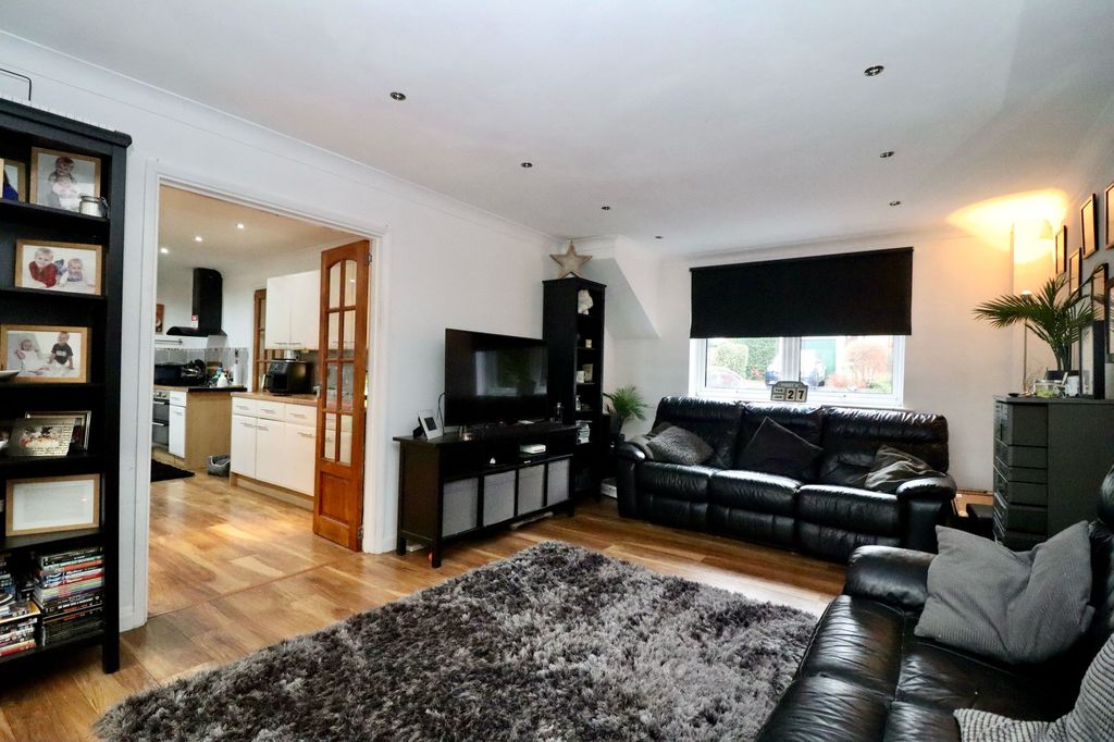 Property photo 2 of 27