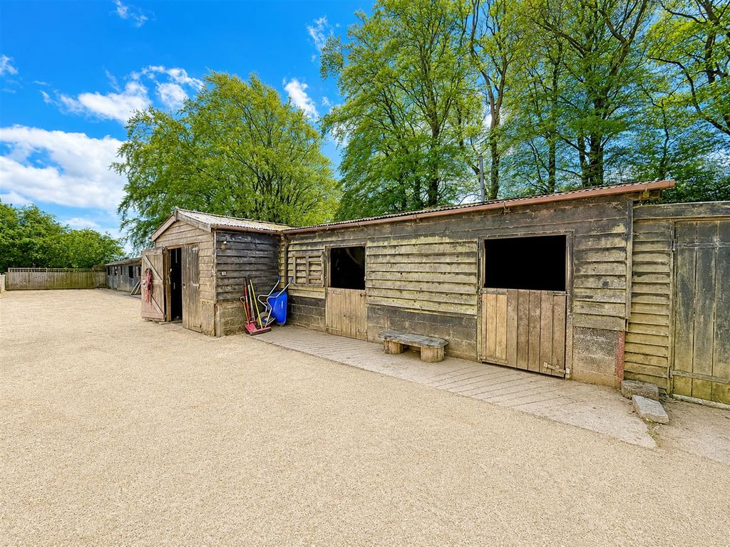 Property photo 2 of 44 Stable Block 2