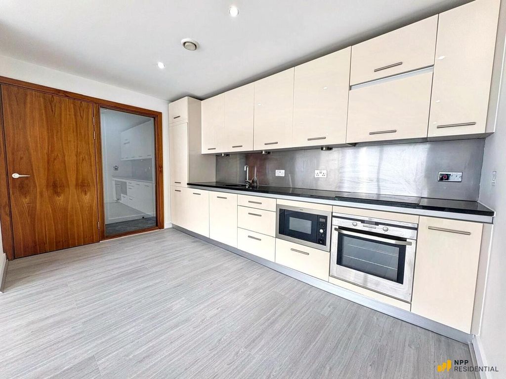 Property photo 3 of 17 Kitchen