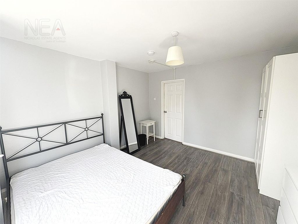 Property photo 2 of 10 Bedroom