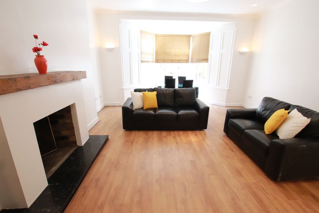 Property photo 3 of 12 Lounge