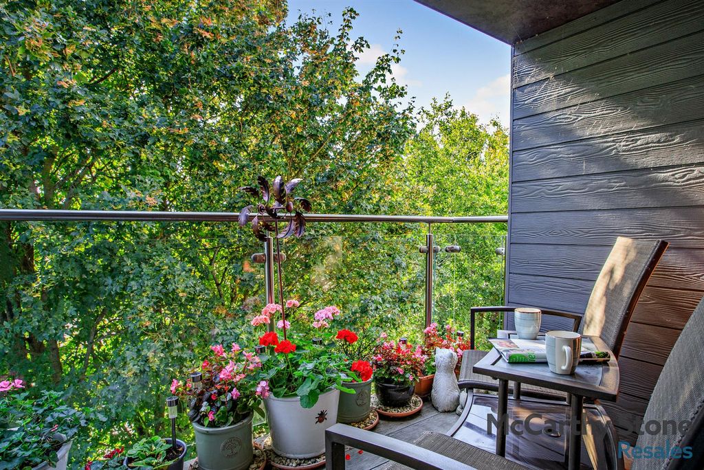 Property photo 2 of 22 Balxony