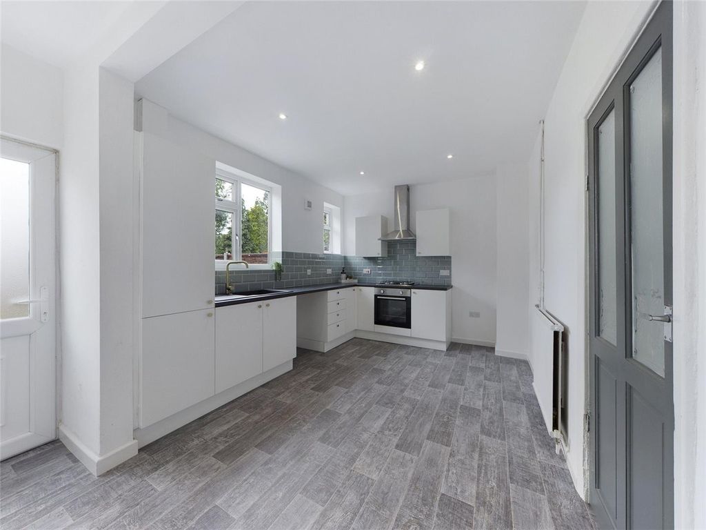 Property photo 3 of 10 Kitchen.Jpg