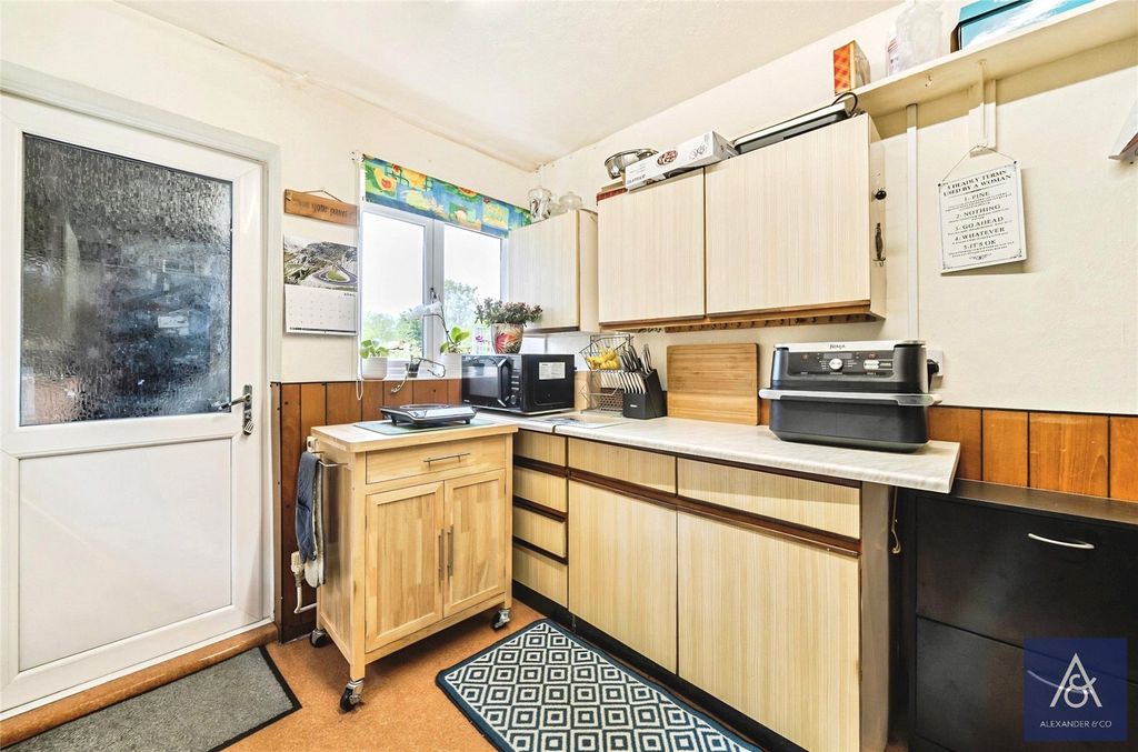Property photo 3 of 21 Kitchen