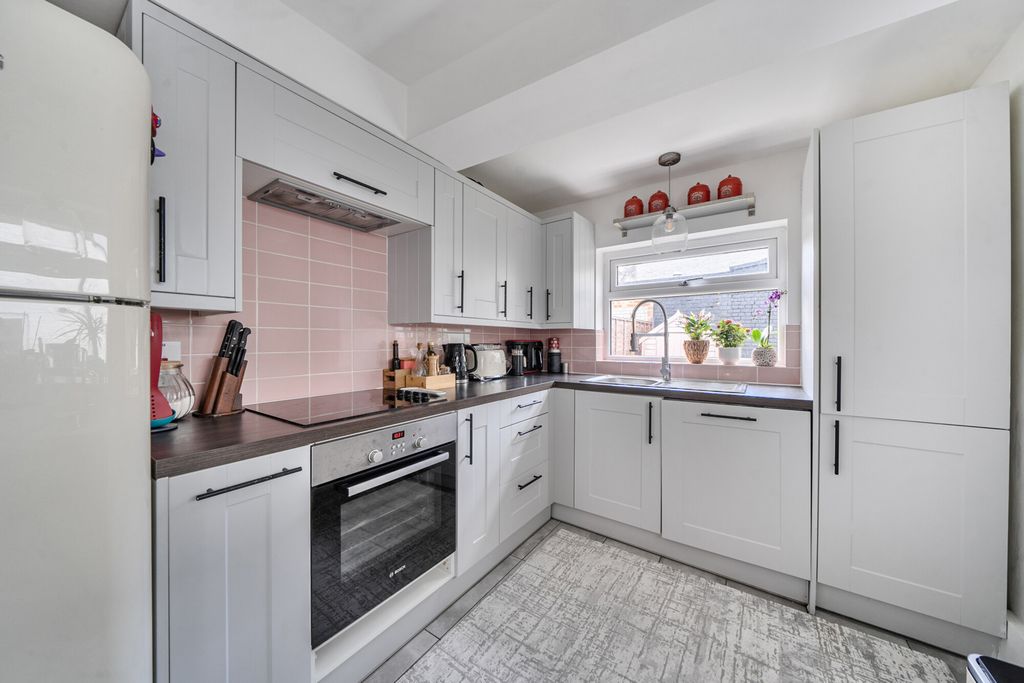 Property photo 3 of 18 Kitchen