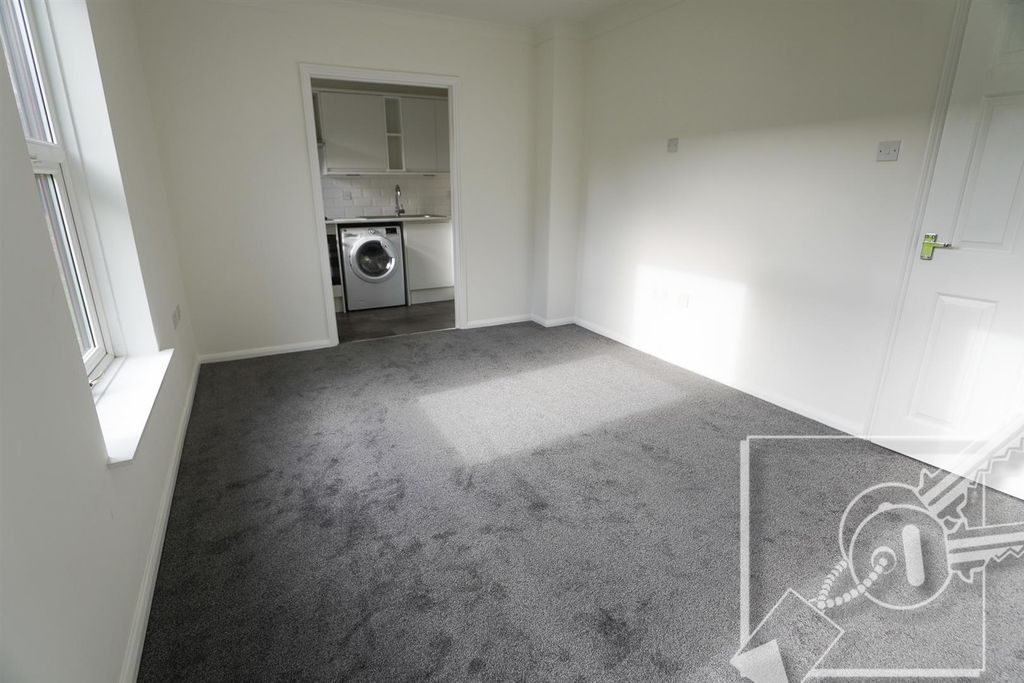 Property photo 3 of 18 Lounge: