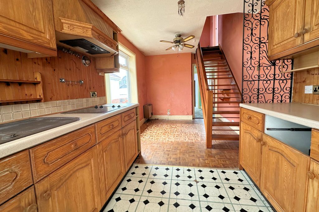 Property photo 3 of 20 Kitchen/Dining Room