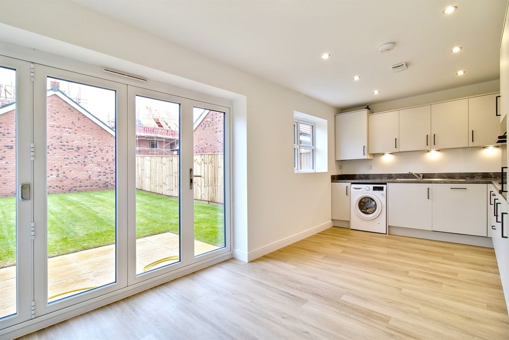 Property photo 3 of 16 Kitchen
