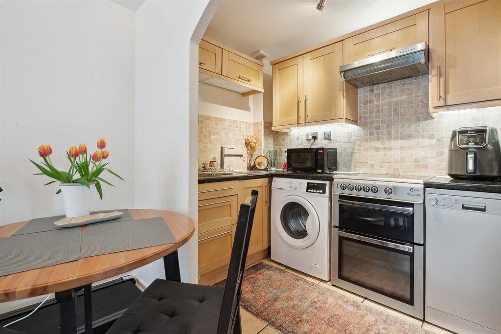 Property photo 3 of 8 194 Heathfield Drive Cr4 Kitchen 1.Jpg