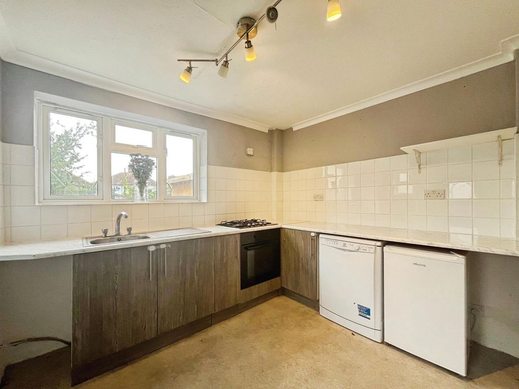 Property photo 3 of 11 Kitchen