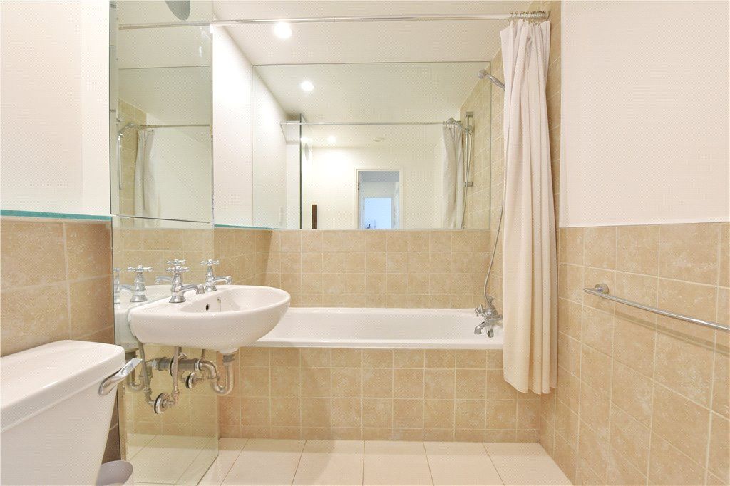 Property photo 3 of 9 Bathroom