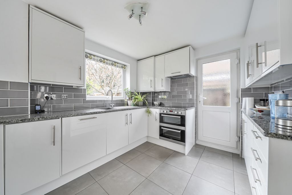 Property photo 2 of 8 Kitchen