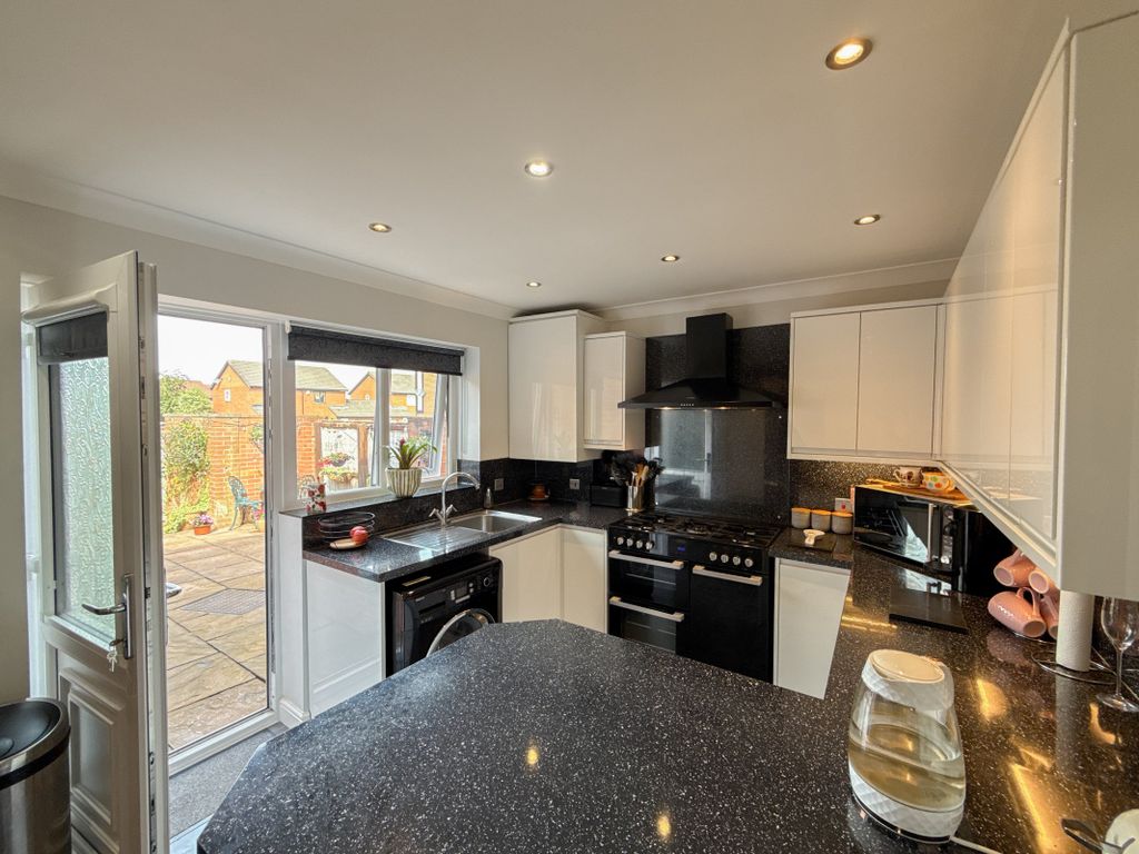 Property photo 3 of 29 Dining Kitchen