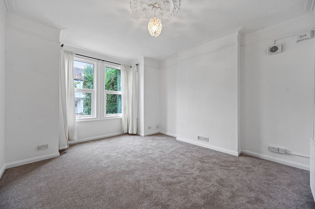 Property photo 2 of 11 8