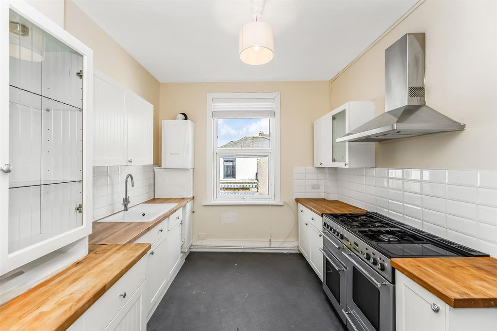 Property photo 3 of 12 425 High Road-10.Jpg