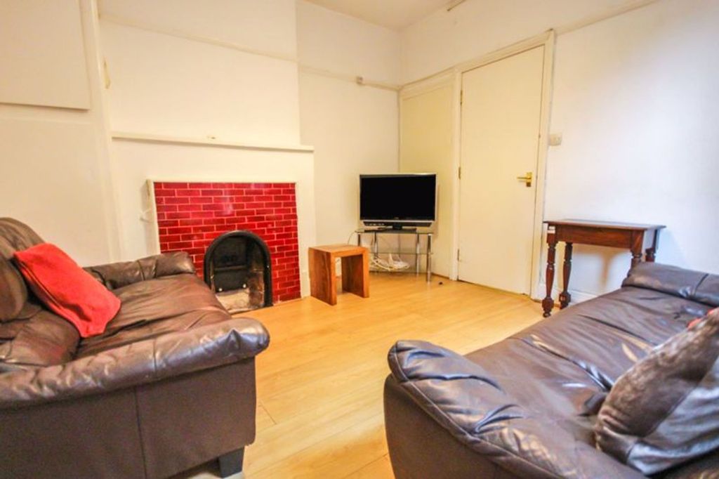 Property photo 3 of 12 Photo 6
