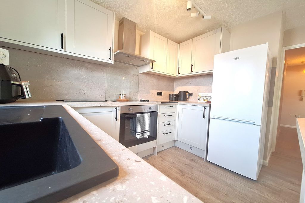 Property photo 3 of 12 Kitchen