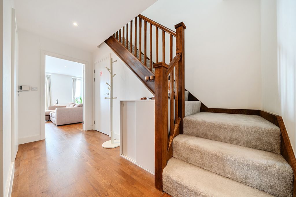 Property photo 3 of 19 Entrance Hall