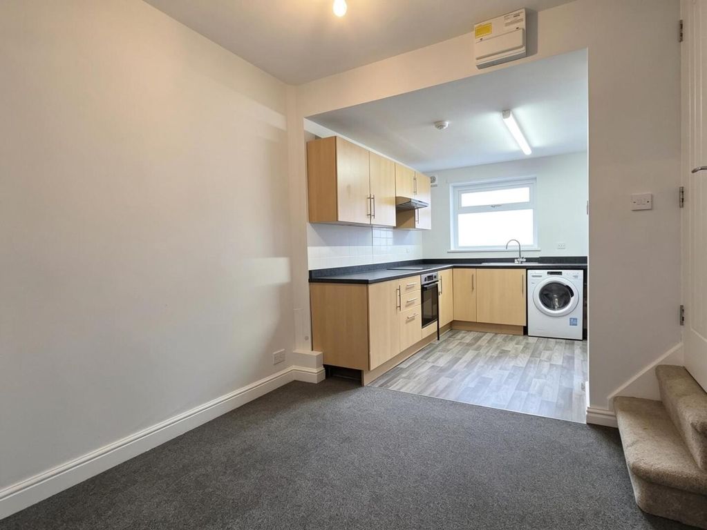 Property photo 3 of 10 Kitchen