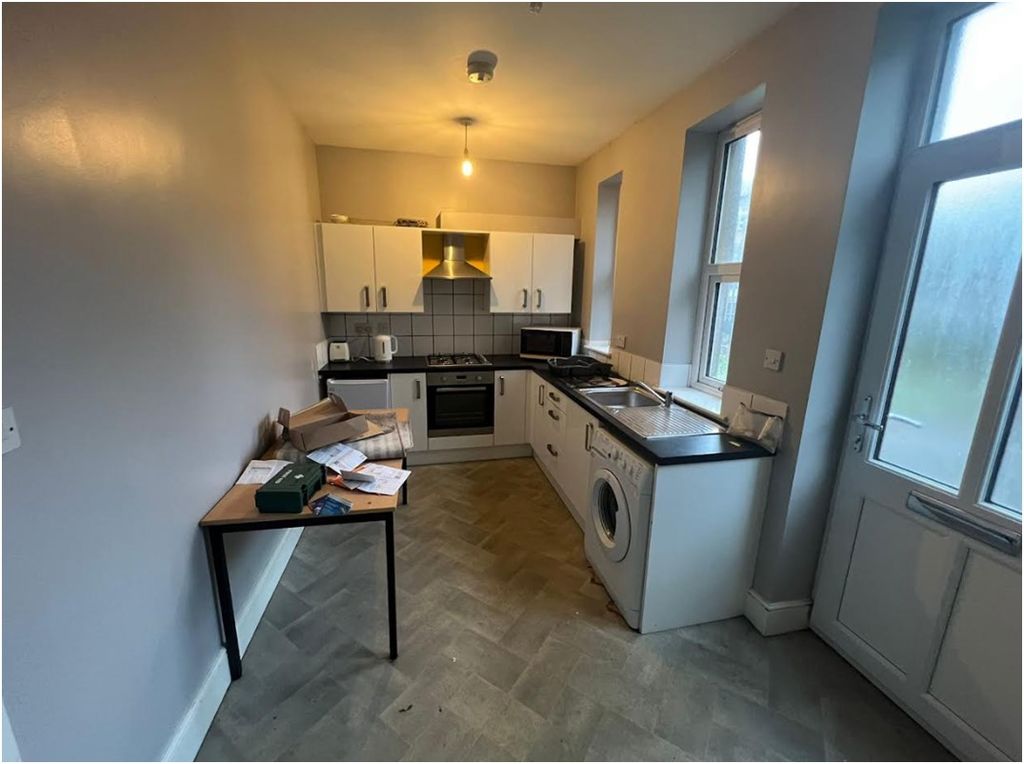 Property photo 2 of 8 Kitchen