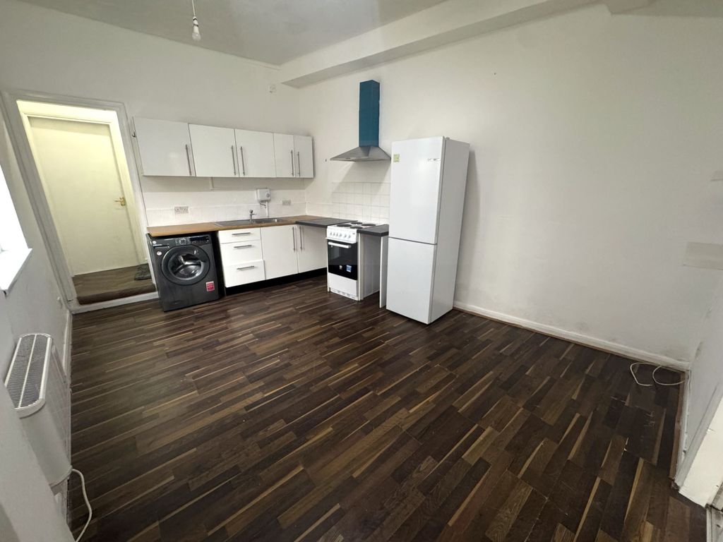 Property photo 1 of 6 Photo 4