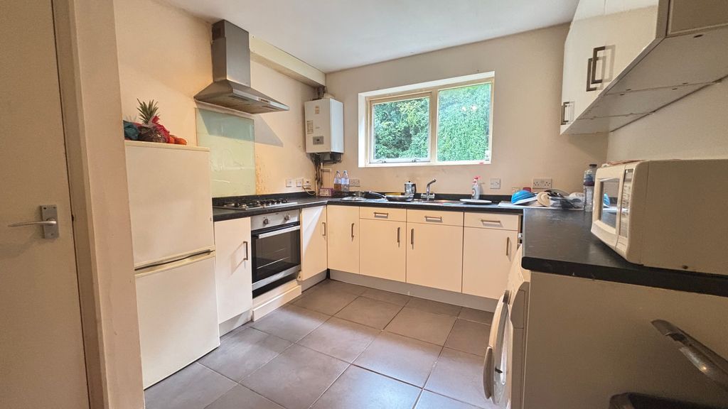 Property photo 2 of 6 Kitchen