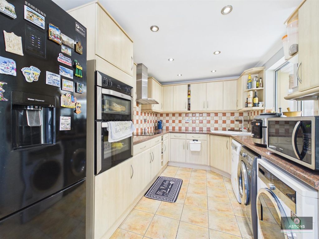 Property photo 3 of 17 Kitchen