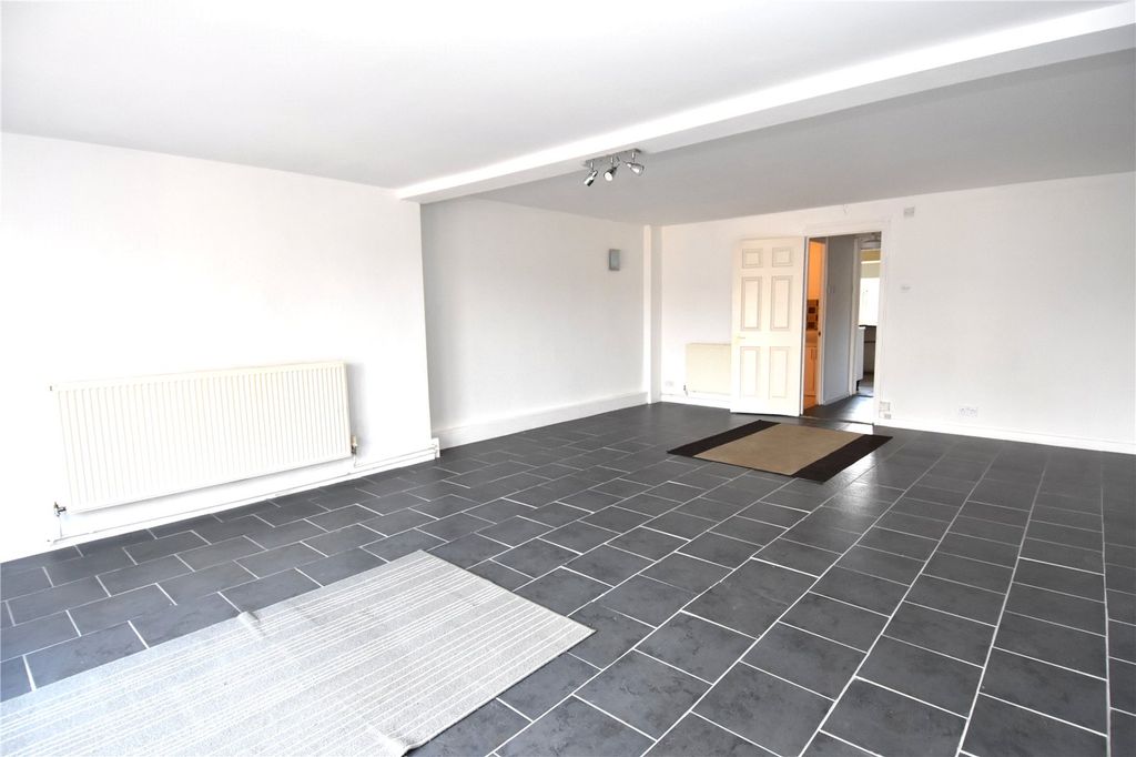 Property photo 2 of 21 Picture No. 12