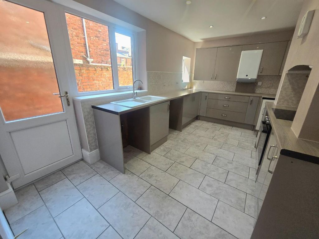 Property photo 3 of 12 Kitchen