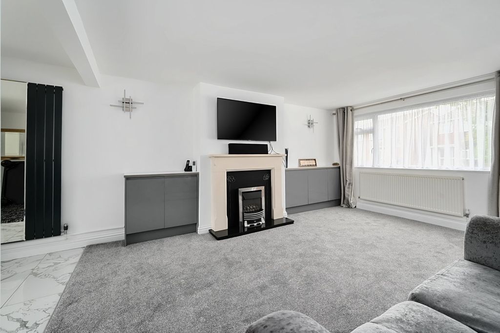 Property photo 2 of 40 Lounge Alt 2