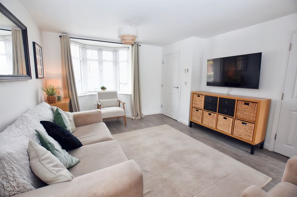 Property photo 2 of 23 Lounge 3