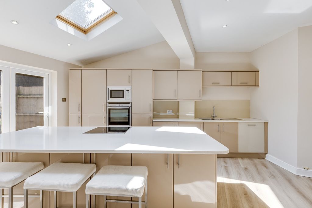 Property photo 2 of 23 4186035