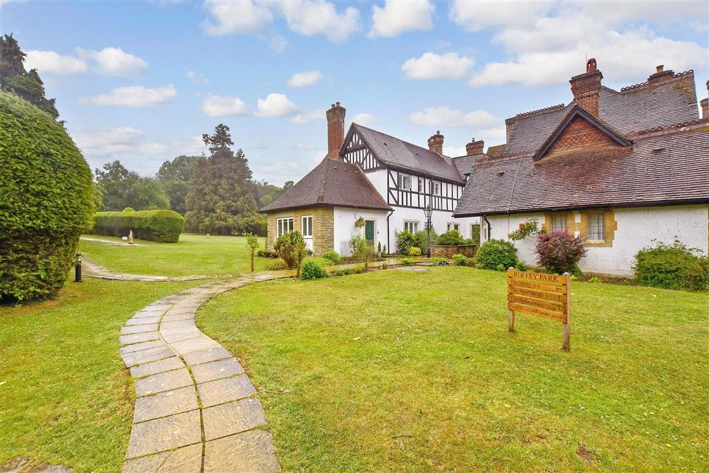 Property photo 3 of 12 Communal Gardens