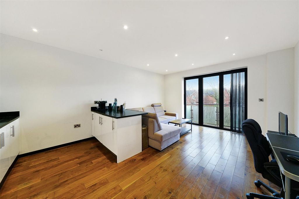 Property photo 3 of 15 Flat 21, Crystal Court - Ol9Z1W89H7Cdutlz7Pza.Jpg