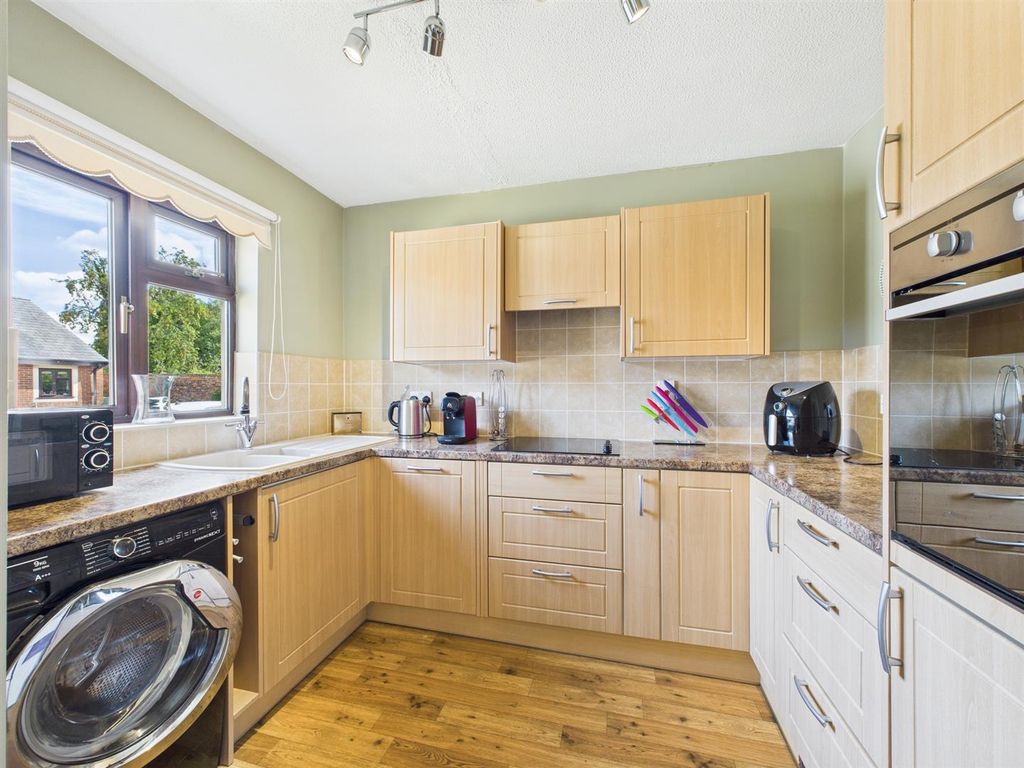 Property photo 3 of 11 Kitchen