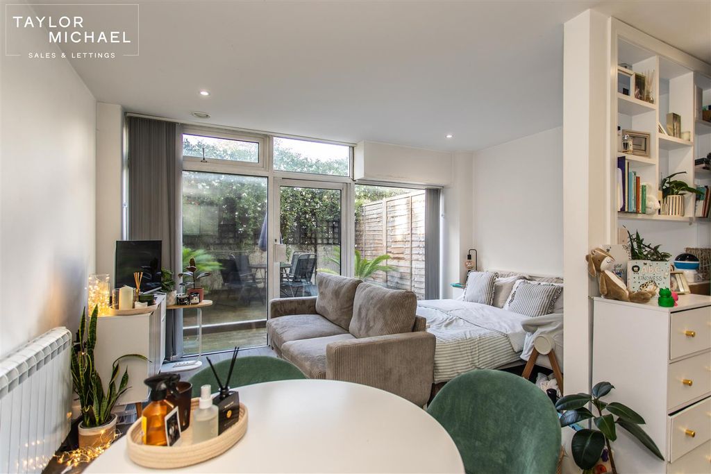 Property photo 3 of 17 Studio Room