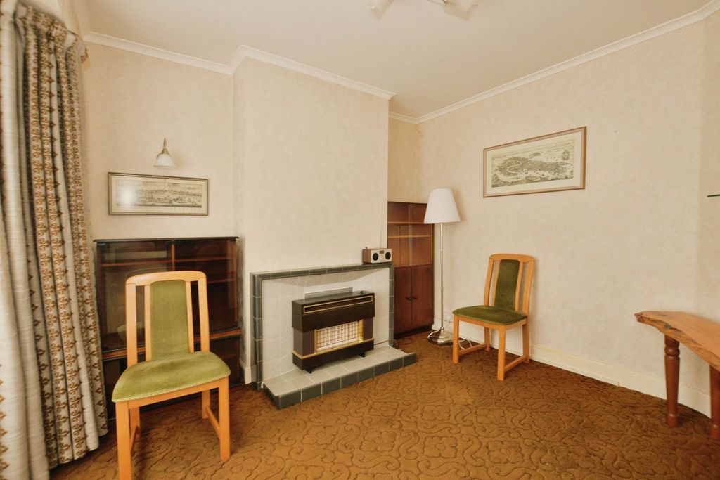 Property photo 3 of 20 Lounge
