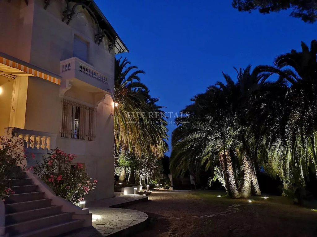 Property photo 1 of 13 Villa For Sale In Antibes In A Residential Area