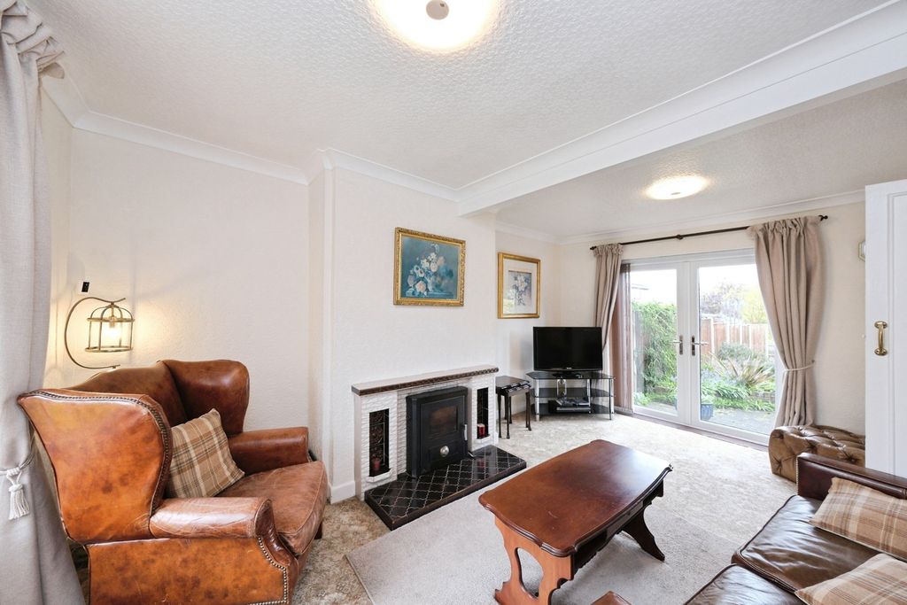 Property photo 2 of 17 Lounge