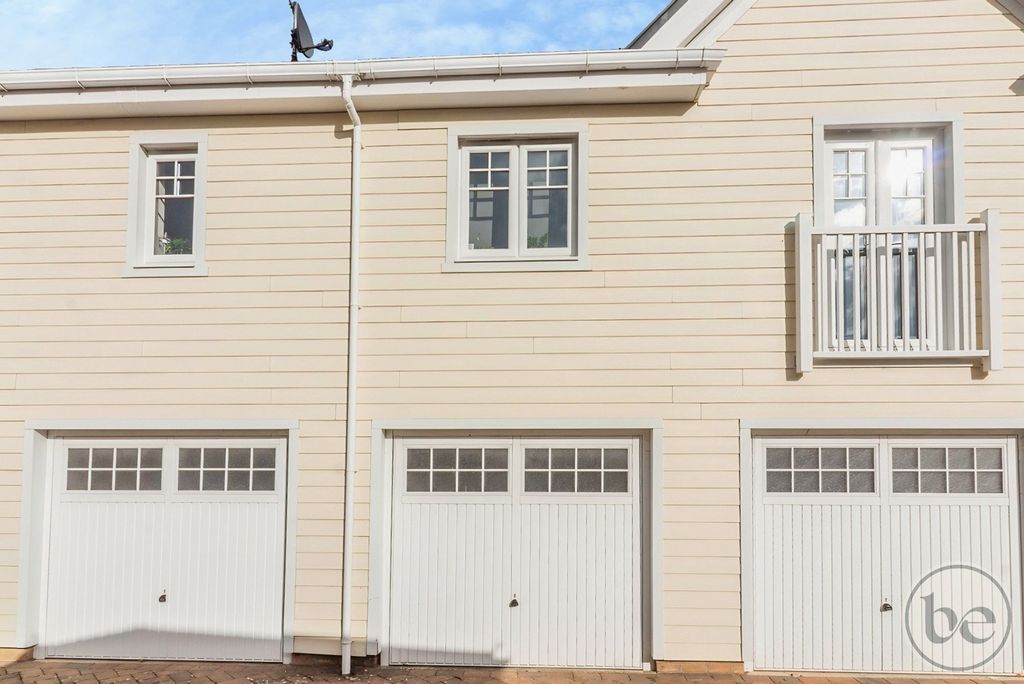 Property photo 3 of 31 Garage