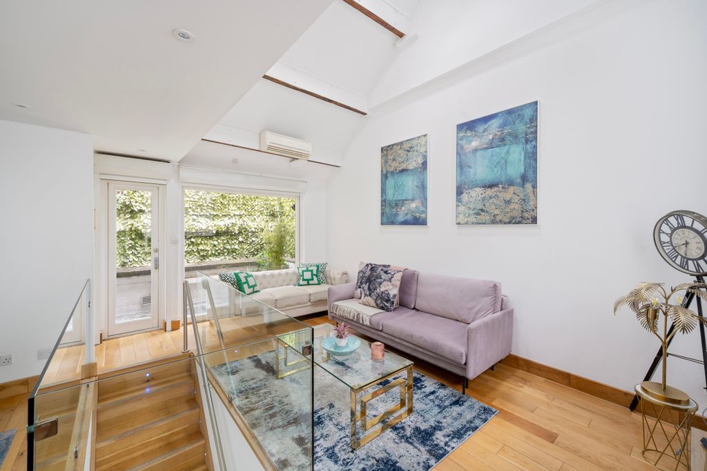 Property photo 3 of 25 The Private Realtor-17 Ovington Mews-14_Lo