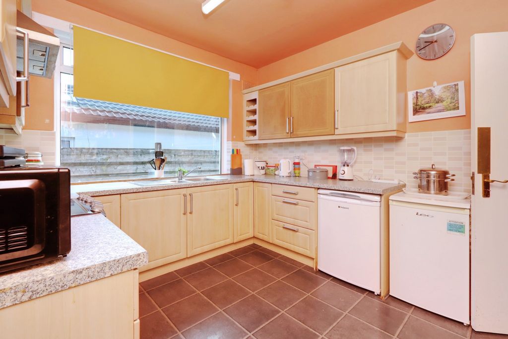 Property photo 2 of 20 Kitchen