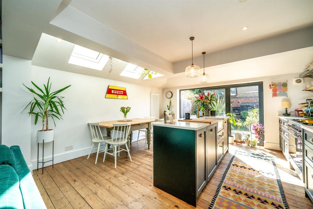 Property photo 3 of 30 92-Brampton-Road-1011.Jpg