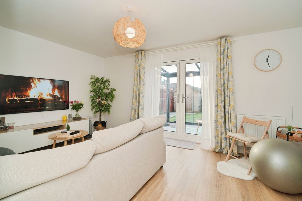 Property photo 3 of 20 Lounge