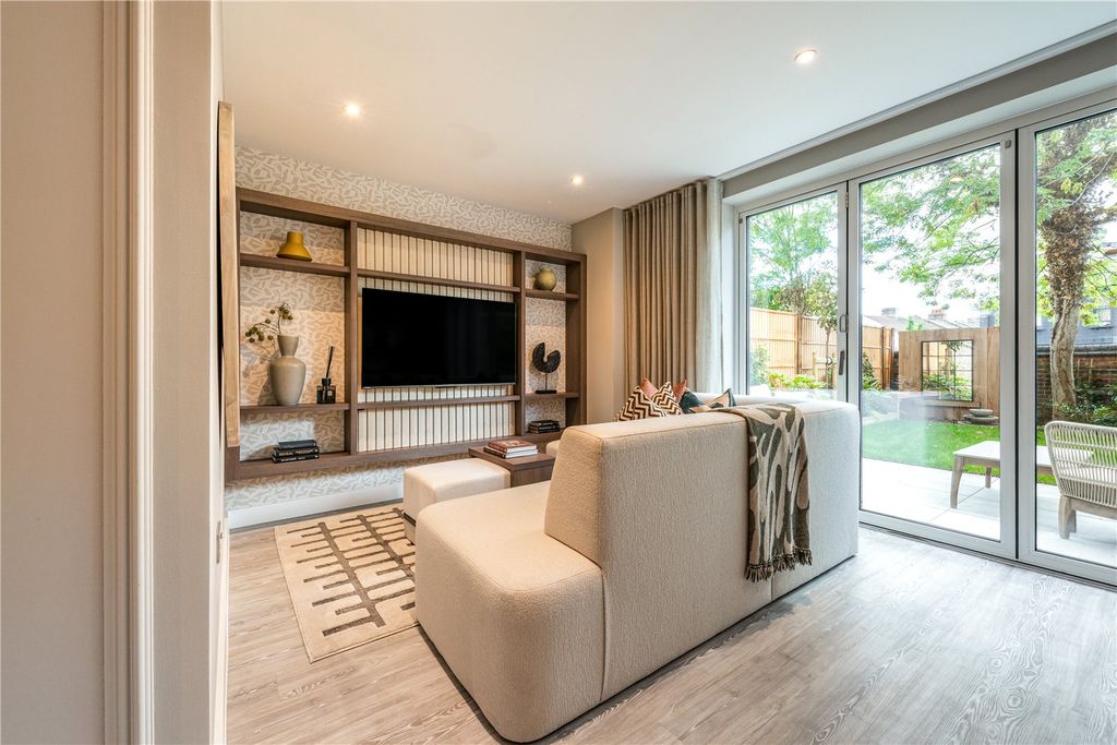 Property photo 3 of 18 Living Room